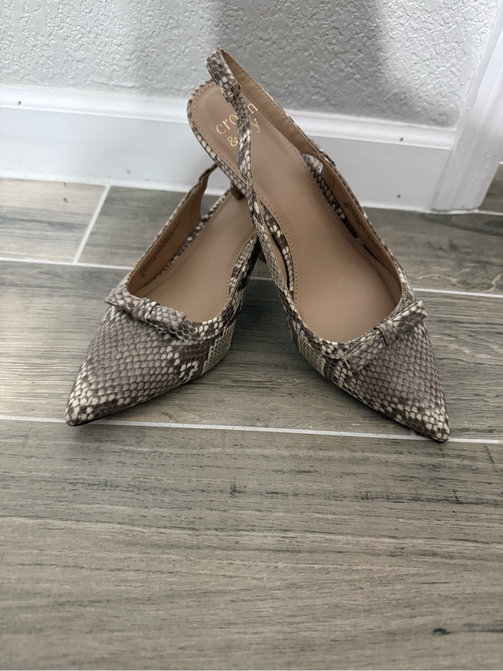 crown & ivy Taupe Snake-Print Pointed Slingback Heels